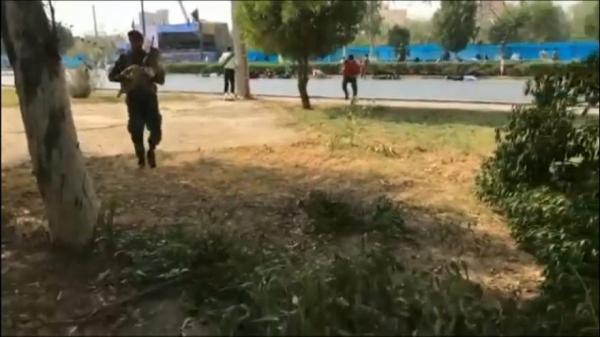 شاهد لحظة الهجوم على العرض العسكري في الأهواز الإيرانية …