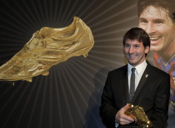 ميسي "التاريخي" يتسلم جائزة الحذاء الذهبي