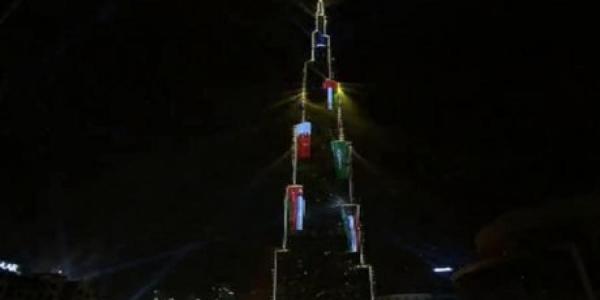 بالفيديو: الإمارات تقصي العلم القطري من واجهة برج خليفة