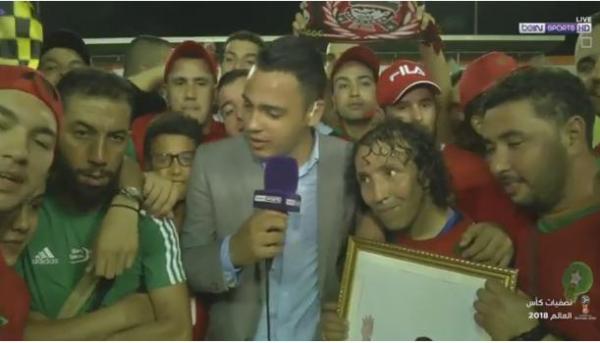 بالفيديو: فرحة الجماهير المغربية من أرضية الملعب بعد تأهل المنتخب لمونديال روسيا
