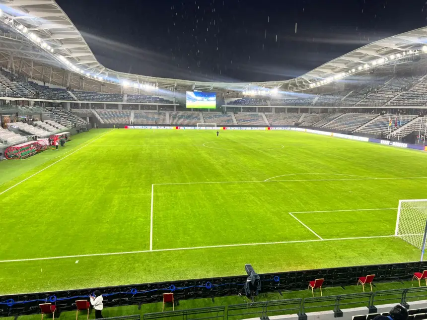 أجواء رائعة تحت زخات المطر تُضفي رونقاً خاصاً على "ملعب المدينة" في يوم افتتاحه ضمن الملحق الإفريقي