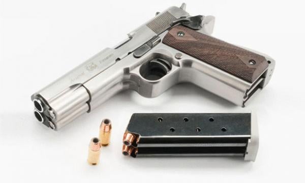 بالتفاصيل ...فرقة أمنية تداهم منزلا بالناضور وتحجز سلاحا أوتوماتيكيا متطورا