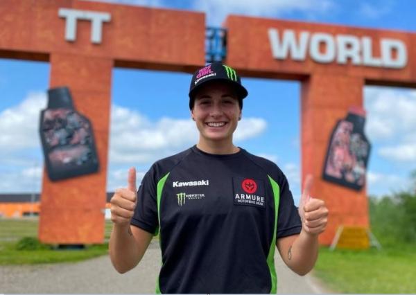 إسبانية تفوز بسباق دراجات نارية بعد تعرضها لكسر في ظهرها قبل 8 أشهر