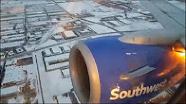 شاهد: اشتعال النيران في محرك طائرة بعيد اقلاعها