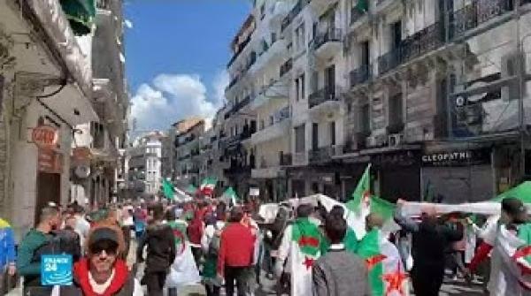بعد رحيل بوتفليقة.. المتظاهرون في الجزائر يطالبون بالتغيير