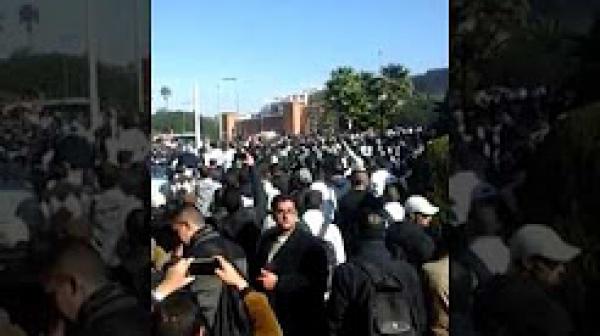 الأساتذة المتدربون يحتجون ضد الترسيب أمام وزارة بلمختار