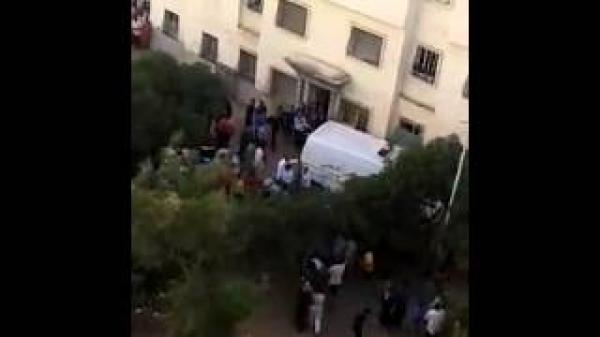 فيديو لحظة اعتقال المرأة التي طعنت طفلا وألقت بجثته من الطابق الرابع ببرشيد
