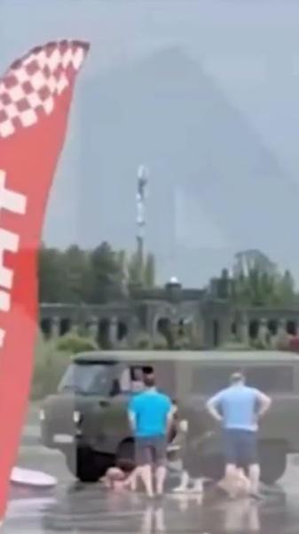 صاعقة تضرب أحد زوار متنزه في  روسيا (فيديو)