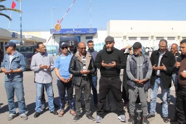 من أمام سجن عـكاشة...حقوقيون ينادون بالإفراج عن الشرطي الـموقوف على خلفية واقعة وفاة الشاب عثمان(فيديو)