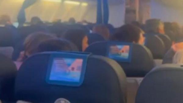 لحظات مرعبة لركاب على متن طائرة تعرضت لعاصفة قوية(فيديو)