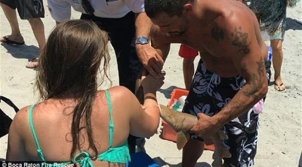 بالصورة: سمكة قرش تعض عشرينية وترفض مفارقتها