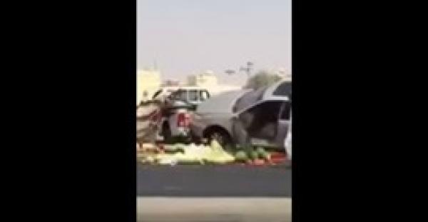 بالفيديو..  يتسبب في حادث تصادم لانشغاله بهاتفه