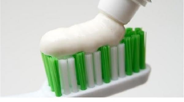 معجون التبييض يُعيد اللمعان للأسنان