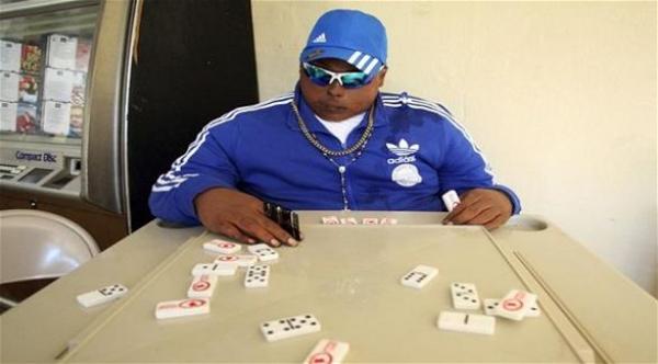 شاب ميت يلعب الدومينو قبيل جنازته