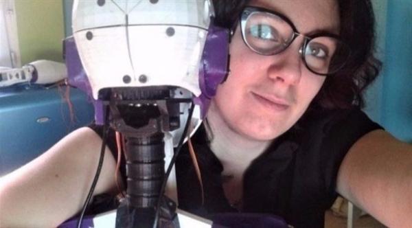 فرنسية تخطط للزواج من روبوت وقعت في حبه