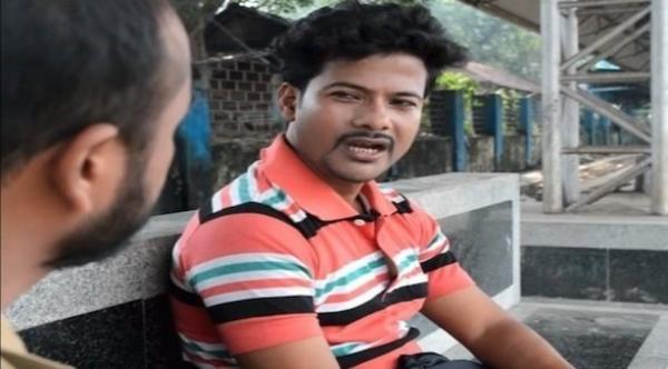 يصور فيلماً ويغرق الجدران بالملصقات بحثاً عن فتاة التقى بها في القطار