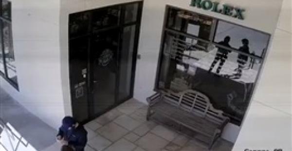 سرقة بطريقة ماكرة أمام أعين عاملة متجر مجوهرات (فيديو)
