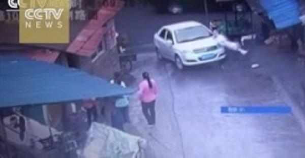 بالفيديو.. امرأة تنجو من الموت بسبب رجل لم يفرق بين البنزين والفرامل