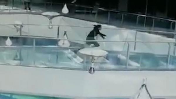 بالفيديو: تنجو بأعجوبة إثر سقوطها في حوض لأسماك القرش