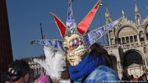 كرنفال البندقية.. الأقنعة الملونة تعود من جديد