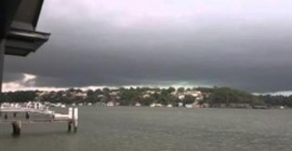 بالفيديو.. لحظة نجاة شابين من صاعقة برق