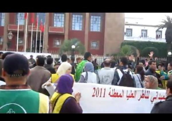معطلون يرشقون البرلمان بالأحذية