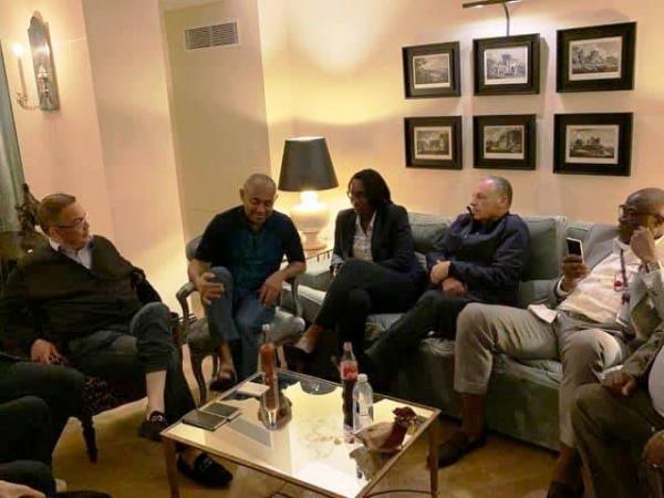 أحمد أحمد بعد إخلاء سبيله في صورة رفقة نائبه رئيس فوزي لقجع رئيس جامعة الكرة المغربية وأعضاء آخرين في "الكاف"