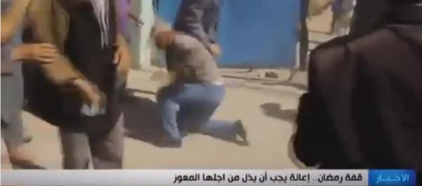 هراوات الأمن تنزل على رؤوس فقراء الجزائر .. على قفة دقيق وزيت يضرب الرجال ..!!