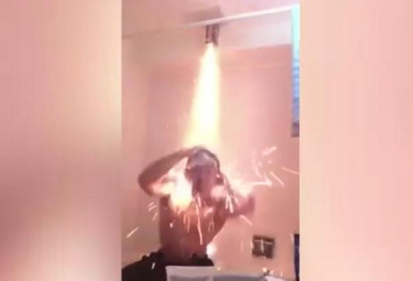 لحماق فيه و فيه... صيني يستحم بالألعاب النارية  عوضاً عن المياه (فيديو)