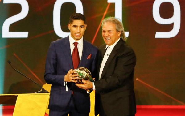 حكيمي فخور بتتويجه بجائزة أفضل لاعب شاب في إفريقيا