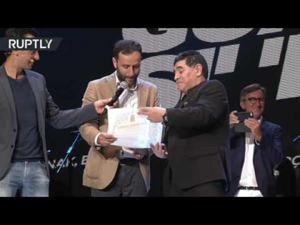 مارادونا يقبّل الأرض ويرقص ويغني فرحاً بالجنسية الإيطالية