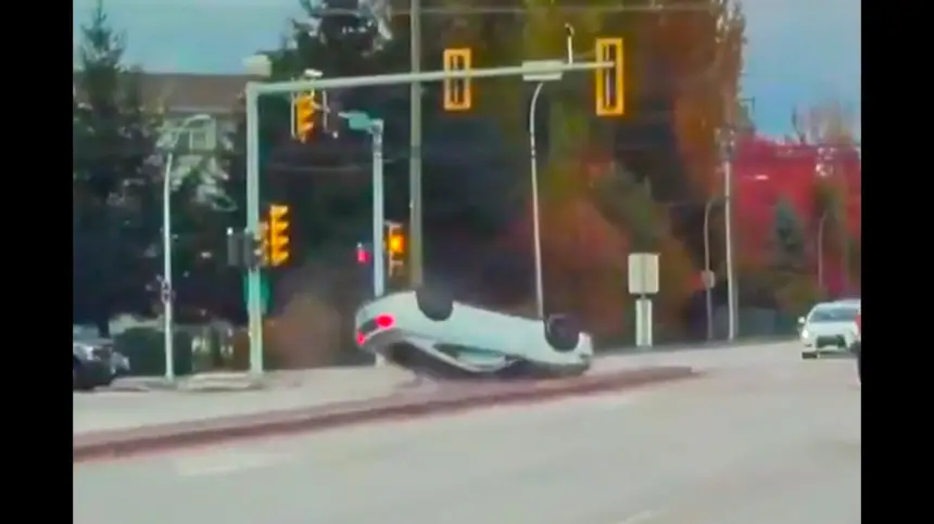 بالفيديو..لحظة انقلاب سيارة فارهة بعد تلقيها صدمة من سيارة لم تحترم الاشارات الضوئية