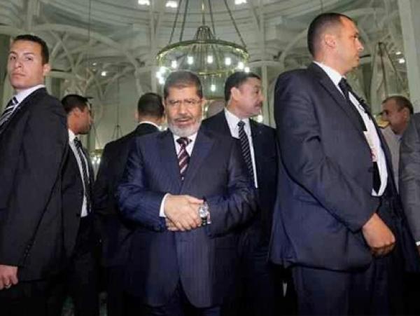 مرسي يغادر عقب صلاة الجمعة بدون كلمة.. والخطبة حول الاستفتاء