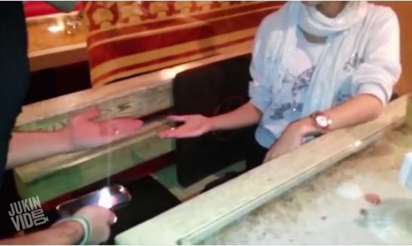 بالفيديو: ساحر يستخدم هاتف آيفون لخدعة مدهشة