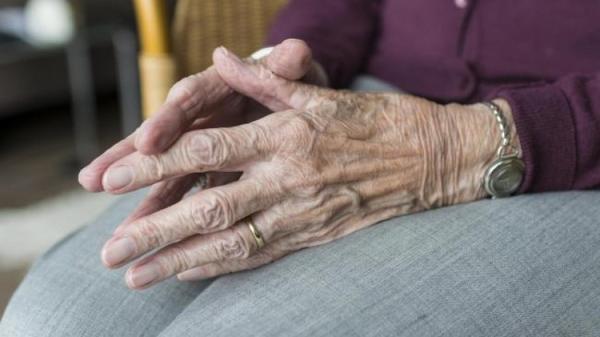 مصيبة...شاب يقتحم منزل سيدة مسنة ويقوم باغتصابها وتصويرها عارية