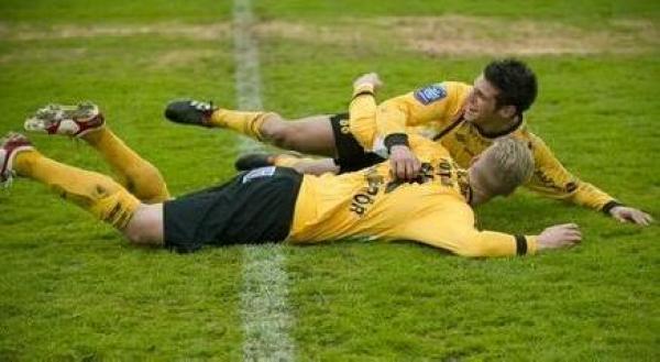 بالفيديو: ثنائية  للمغربي مصطفى الكبير قبل لحظة الوداع 