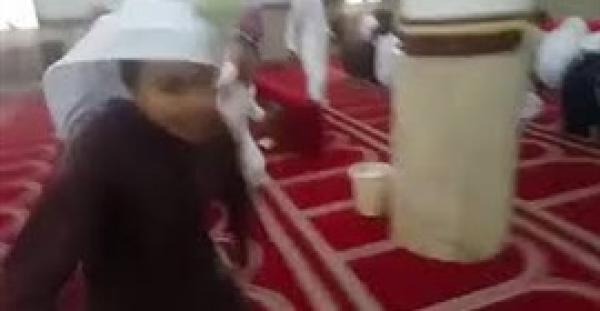 بالفيديو.. رد فعل الأطفال لحظة اقتحام كلب مسجدا بالسعودية