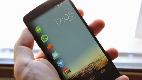 احذر.. 3 مخاطر صحية يسببها النظر لـ «شاشة هاتفك» في الظلام