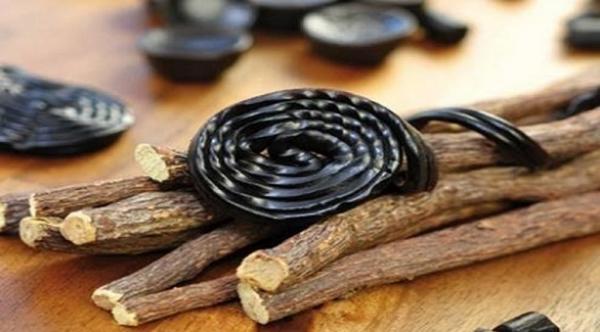 يموت بسكتة قلبية بسبب  تناول الكثير من العرقسوس بشكل يومي