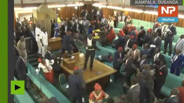 فيديو .. مواجهات عنيفة بالكراسي و الميكروفونات بالبرلمان الأوغندي