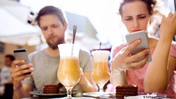 كن حذرا من تخريب علاقاتك وانت مشغول بالهاتف