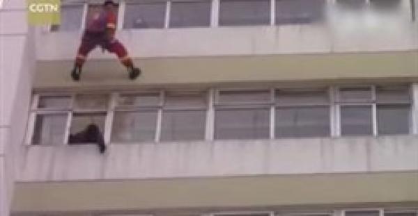 بالفيديو.. رجل إطفاء ينقذ فتاة حاولت الانتحار بطريقة «سبايدر مان»