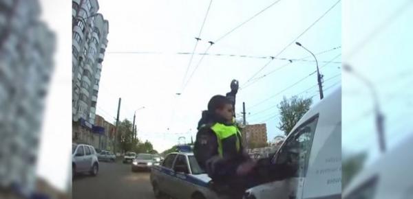 الشرطة الروسية توقف سيارة مسروقة بطريقة غير عادية