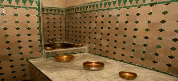 اعتقال شابة بتهمة تصوير نساء عاريات داخل حمام شعبي