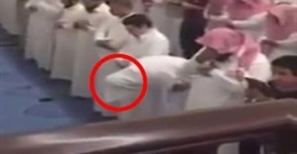 بالفيديو.. جن يتسبب في إسقاط رجل خلال الصلاة