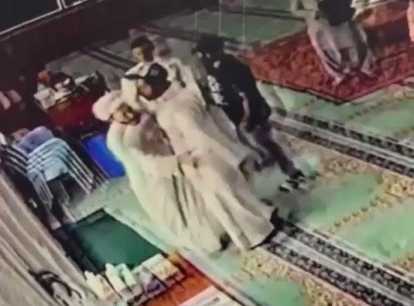 غضب في الكويت بعد اعتداء ضابط على امام مسجد في رمضان(فيديو)