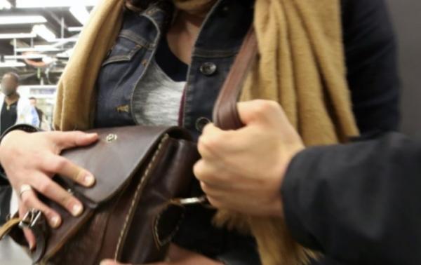 الدرك الملكي يعتقل رجلاً سرق مبلغاً مالياً بالقوة من سيدة بعد مغادرتها للبنك والتحقيق يُسفر عن مفاجأة!