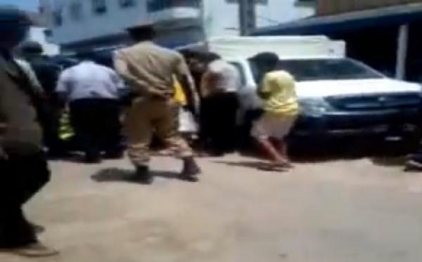 الوليدية: أحد الباعة المتجولين يطعن دركيا بسكين بعد محاولة القوات العمومية تفريقهم + فيديو