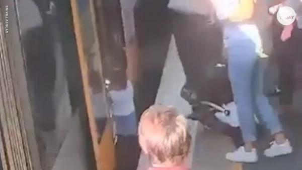 بالفيديو ..نجاة طفل بأعجوبة بعد سقوطه تحت القطار في غفلة من والدته