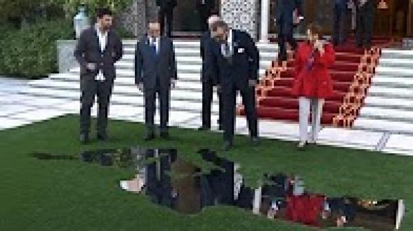 الملك محمد السادس يتسلم هدية من الرئيس الفرنسي